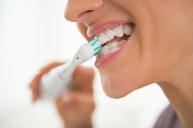 Čistenie zubov pomocou sonickej zubnej kefky