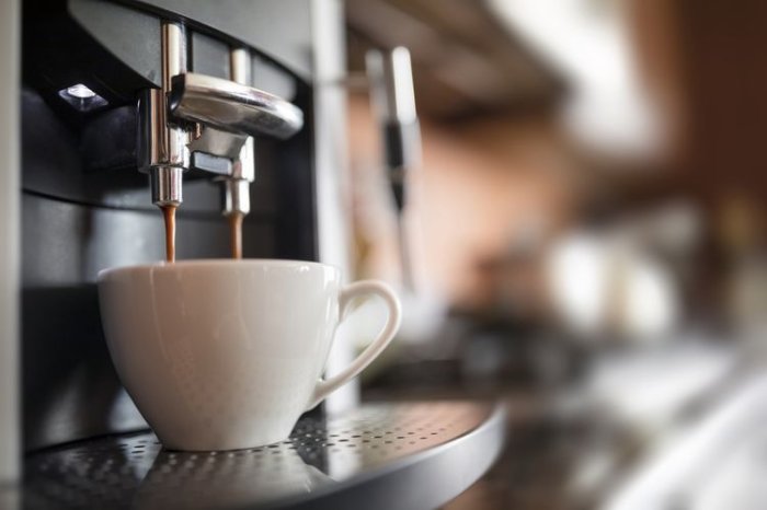 Čerstvá káva z automatického kávovaru