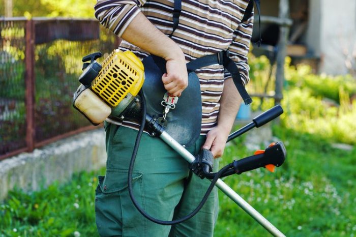 Benzínový krovinorez s ergonomicky tvarovanými rukoväťami