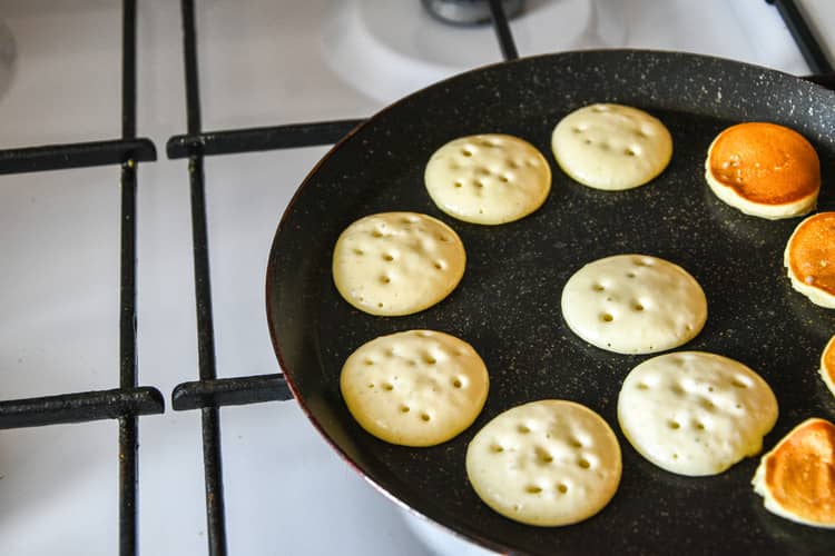 Pánev na lívance s teflonovým povrchem