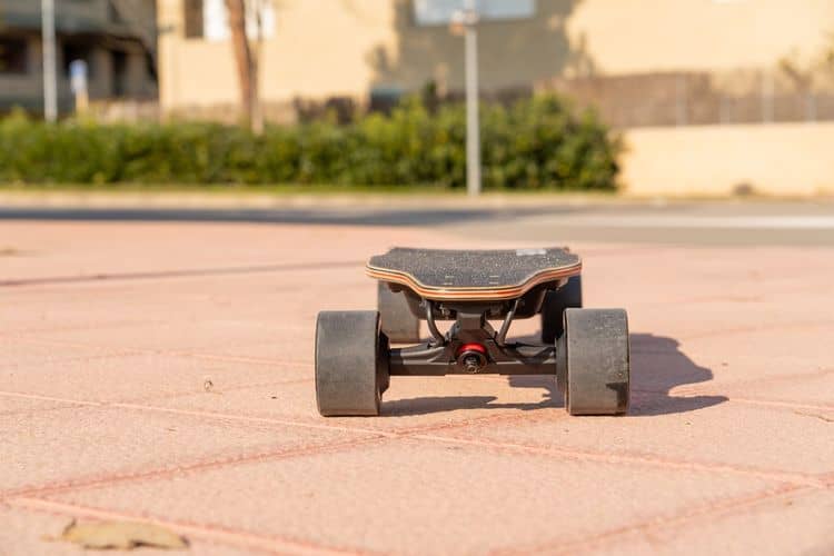 Jak vybrat elektrický longboard/skateboard